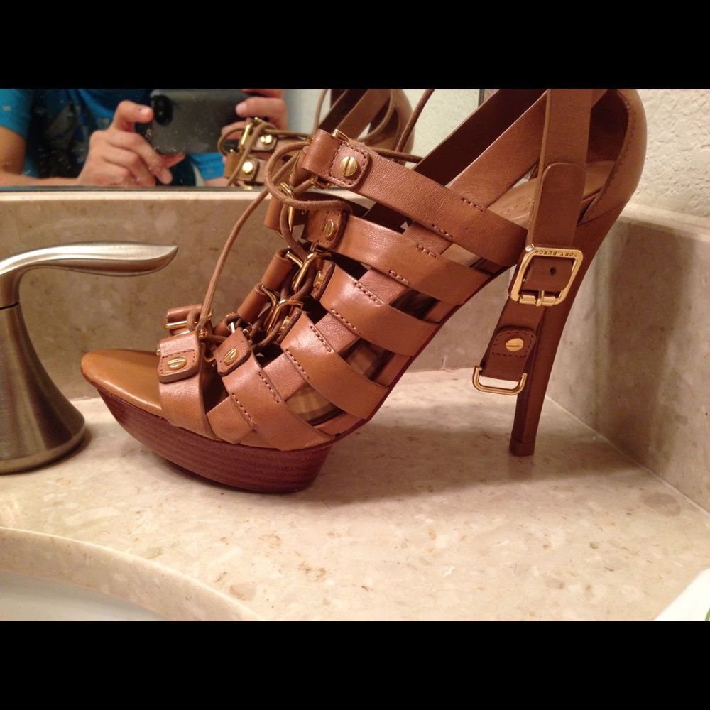High heel strap shoes